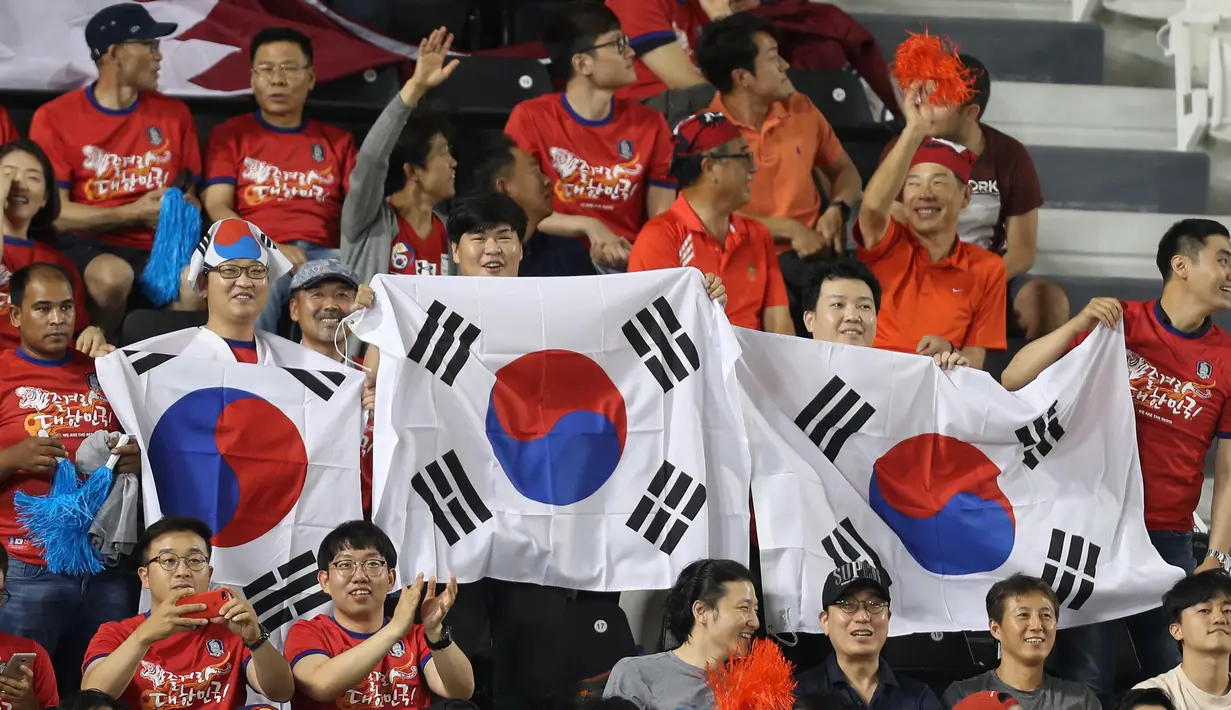 Sejumlah suporter Korea Selatan saat mendukung negaranya bertanding melawan Korea Selatan pada Kualifikasi Piala Dunia 2018 di stadion Jassim Bin Hamad, Doha, Qatar, (13/6). Qatar menang atas Korsel 3-2. (AFP Photo/Karim Jaafar)