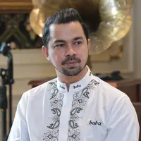 Banyak cara dalam belajar memperdalam agama. Begitu juga yang dilakukan oleh Sultan Djorghi. Sejak Sekolah Menengah Pertama suami Annisa Trihapsari itu menjadi mualaf. (Adrian Putra/Bintang.com)