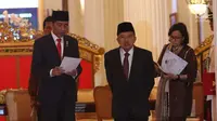 Presiden Jokowi bersama Wapres Jusuf Kalla dan Menkeu Sri Mulyani bersiap memberi keterangan terkait THR di Jakarta, Rabu (23/5). Jokowi sudah menandatangani Perpres soal Tunjangan Hari Raya (THR). (Liputan6.com/Angga Yuniar)
