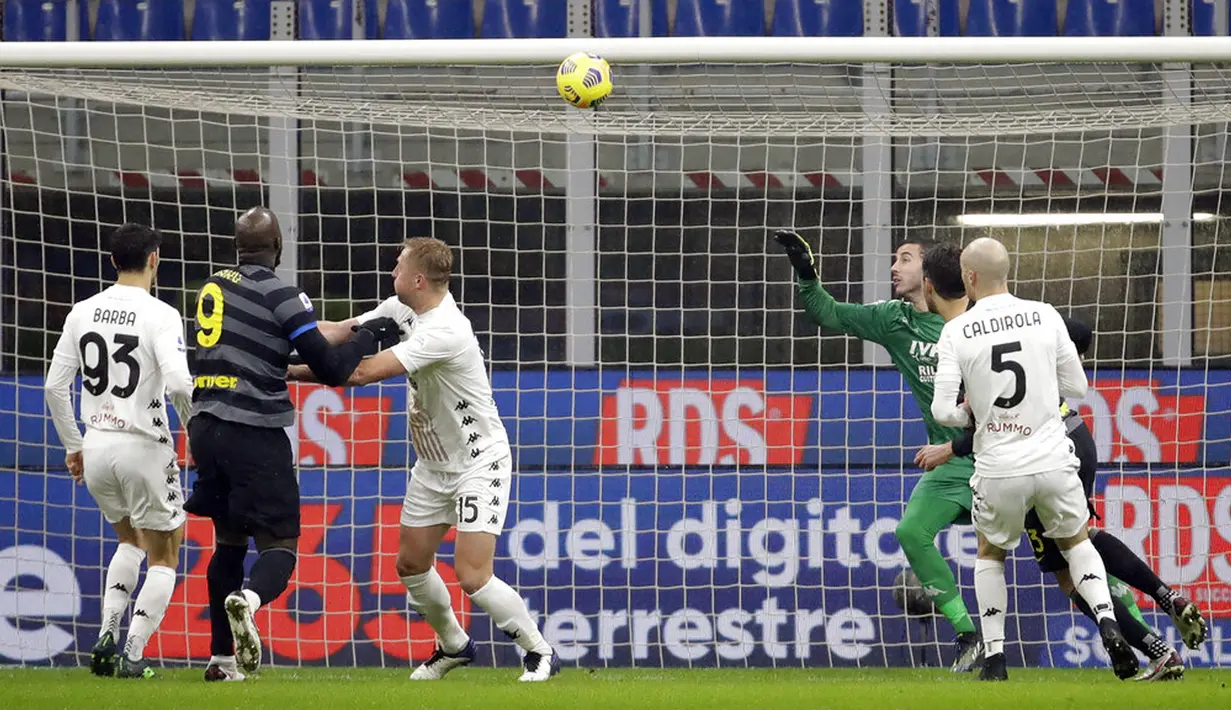 Pemain Benevento Riccardo Improta (tak terlihat) mencetak gol bunuh diri saat melawan Inter Milan pada pertandingan Serie A Liga Italia di Stadion San Siro, Milan, Italia, Sabtu (30/1/2021). Inter Milan membantai Benevento 4-0. (AP Photo/Luca Bruno)