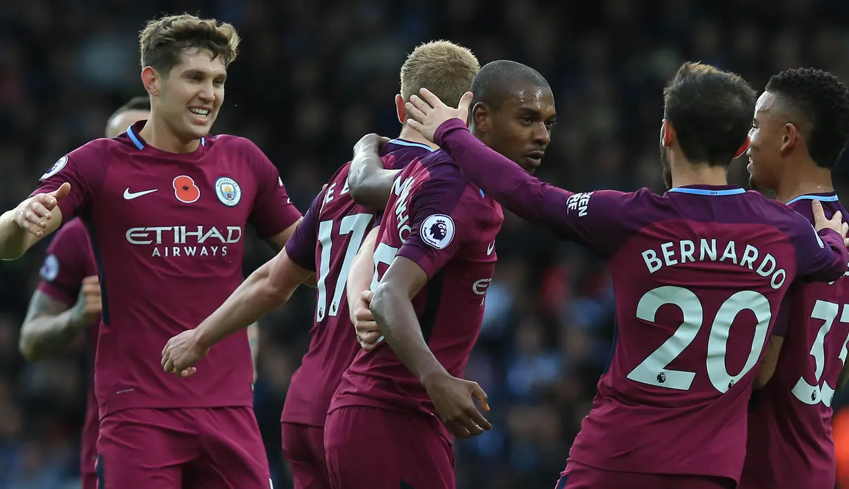 Para pemain Manchester City merayakan gol yang dicetak Fernandinho ke gawang West Bromwich pada laga Premier League di Stadion The Hawthorns, West Bromwich, Sabtu (28/10/2017). West Bromwich kalah 2-3 dari City. (AFP/Lindsey Parnaby)