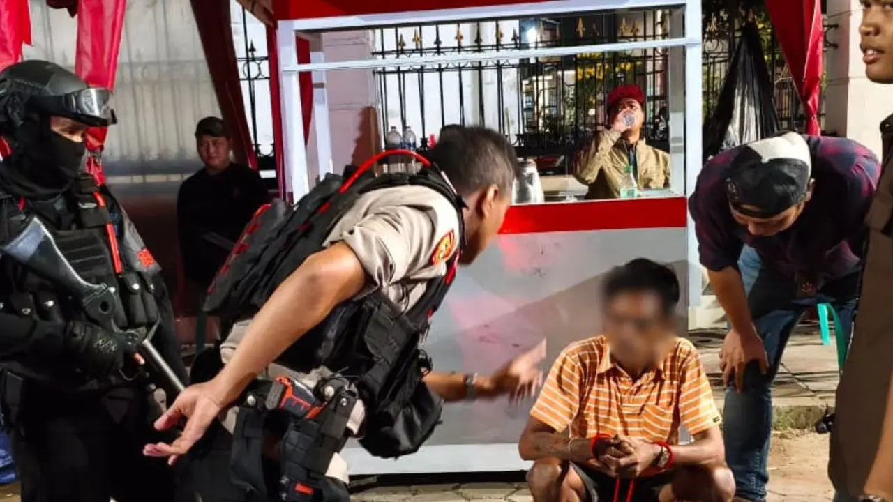 Brimob tangkap tiga pemuda sedang konsumsi narkoba di Jakarta Utara