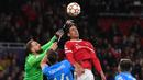 Bek Manchester United, Raphael Varane (kanan) berusaha menyundul bola di depan kiper Atletico Madrid, Jan Oblak dalam laga leg kedua babak 16 besar Liga Champions 2021/2022 di Old Trafford Stadium, Manchester (15/3/2022). Raphael Varane hingga kini telah bermain dalam 88 laga di Liga Champions bersama Real Madrid dan Manchester United dengan torehan 2 gol dan 2 assist. (AFP/Paul Ellis)