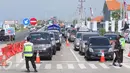 Sejumlah kendaraan roda empat terjebak antrean di jalur alteri Brebes Timur, Jawa Tengah, Senin (4/7). Petugas menambah jangkauan contra flow yang sebelumnya 10 km menjadi 12 km untuk mengurai kemacetan panjang di kawasan itu. (Liputan6.com/Angga Yuniar)