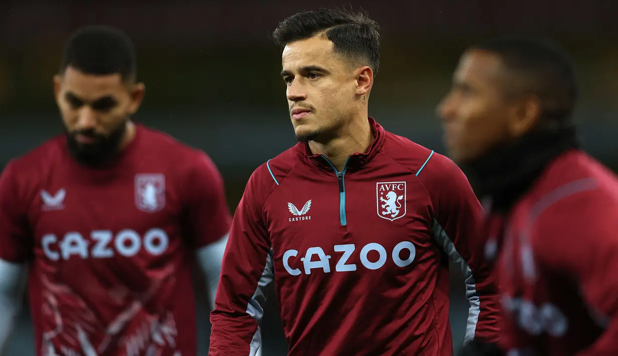 Philippe Coutinho yang kini tengah menjalani musim kedua bersama Everton, tercatat pernah berseragam Barcelona selama 3,5 musim mulai tengah musim 2017/2018 hingga akhir musim 2021/2022. Pada musim terakhirnya, ia dipinjamkan ke Aston Villa selama setengah musim pada paruh kedua musim 2021/2022 yang akhirnya dipermanenkan The Villans pada awal musim 2022/2023. (AFP/Adrian Dennis)