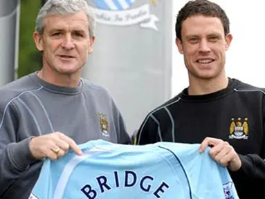 Manchester City's new signing Wayne Bridge poses for photographers with Manchester City manager Mark Hughes at the Carrington training centre in Manchester, northwest England, on January 8, 2009. AFP PHOTO/ANDREW YATES