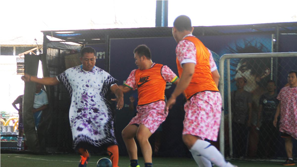 Meriahkan HUT RI, Ditpolair Polda Jatim Main Futsal Pakai Daster