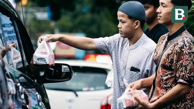 Persik Kediri berbagi takjil