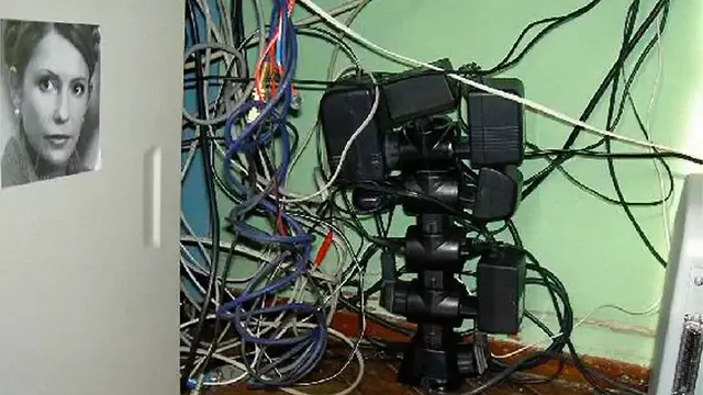 6 Potret Kabel Kusut Ini Ruwet Banget, Bikin Elus Dada