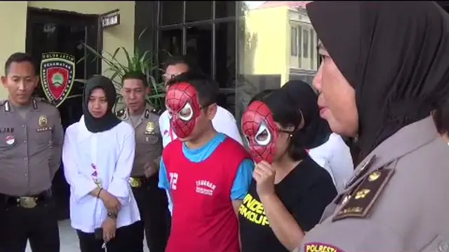 Sepasang suami istri di Surabaya, Jawa Timur, dibekuk polisi lantaran membuka praktik prositusi online.