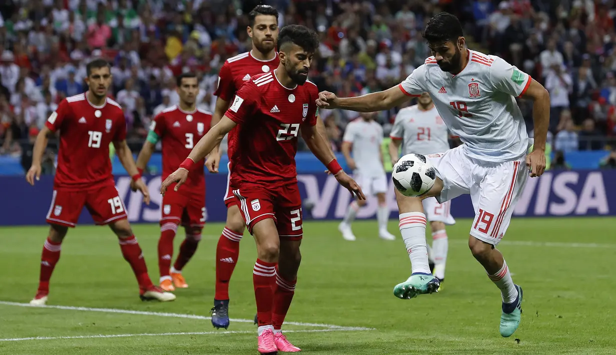 Striker Spanyol, Diego Costa, berusaha mengontrol bola saat melawan Iran pada laga grup B Piala Dunia di Kazan Arena, Kazan, Rabu (20/6/2018). Spanyol menang 1-0 atas Iran. (AP/Manu Fernandez)