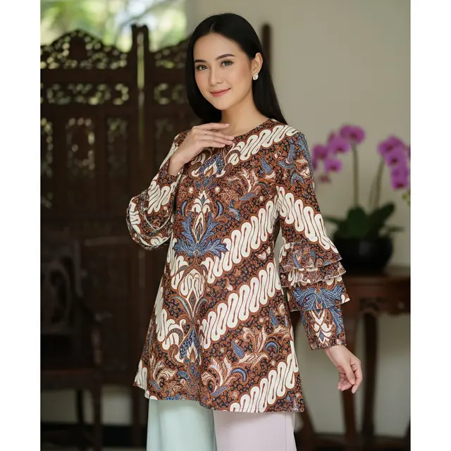 Tunik A-Line Batik Motif Parang dengan Ruffle Tiga Susun