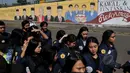 Sejumlah mahasiswa melintas di depan Mural bergambar empat mahasiswa Trisakti yang tewas pada 12 Mei 1998 lalu, Jakarta, Selasa (12/5/2015). Hingga kini pelaku dan dalang peristiwa 12 Mei 1998 belum terungkap. (Liputan6.com/Johan Tallo)