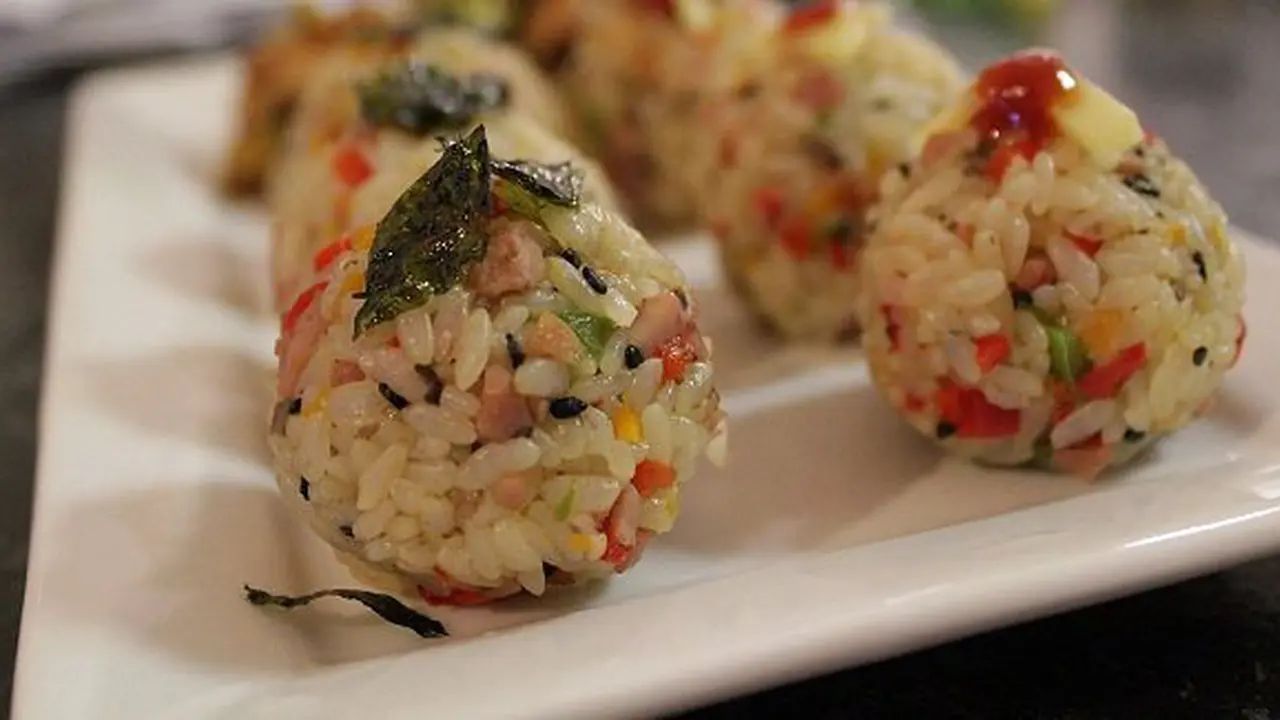 Jumeokbap nasi kepal / copyright cookbook