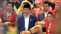 Tarian menyambut kedatangan Jokowi dan rombongan. Tarian terus mengiringi hingga Presiden Jokowi masuk ke tenda besar. Keduanya disambut oleh keluarga Bobby seperti Raja. (Deki Prayoga/Bintang.com)