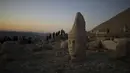 Gambar pada 23 September 2019 memperlihatkan wisatawan mengunjungi puncak Gunung Nemrut, Provinsi Adiyaman di Turki bagian tenggara. Gunung Nemrut, telah menjadi  Situs Warisan Dunia UNESCO sejak 1987 dan merupakan salah satu Taman Nasional terpenting di Turki. (AP/Emrah Gurel)