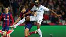 Pemain Barcelona, Pau Cubarsi (kiri) berebut bola dengan pemain Napoli, Victor Osimhen pada laga leg kedua babak 16 besar Liga Champions 2023/2024 di Estadio Olimpico Lluis Companys, Barcelona, Spanyol, Rabu (13/3/2024) dini hari WIB. Barcelona menang dengan skor 3-1 (agregat 4-2). (AFP/Lluis Gene)