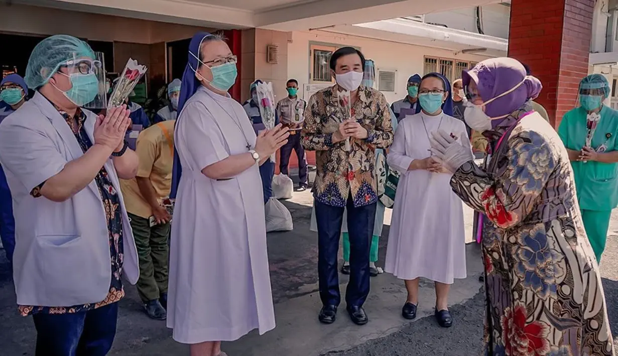 Tidak hanya kepada para petugas medis ia memberi semangat. Namun kepada para petugas kebersihan yang bekerja di rumah sakit pun ia membagikan tali asih. Petugas kebersihan di rumah sakit pun merupakan salah satu pekerja yang memiliki resiko tinggi saat ini. (Liputan6.com/IG/@surabaya)