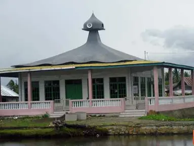 Citizen6, Sulawesi: Mesjid yang terletak di Jalan Sungai Tangka, Kabupaten Sinjai, Sulawesi Selatan memiliki bentuk menara yang tak lazim dilihat pada mesjid mana pun. (Pengirim: Syarief)
