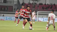 Duel Madura United kontra Persis Solo dalam laga pekan pertama BRI Super League 2025/2026 di Stadion Gelora Madura Ratu Pamellingan, Pamekasan (9/8/2025). (Bola.com/Wahyu Pratama)