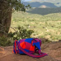 Loewe yang berkolaborasi dengan kampanye Knot On My Planet untuk menggalan dana pada perlindungan gajah.