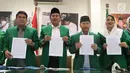 Ketum DPP PPP Djan Faridz bersama pengurus partai dokumen sikap partai terhadap putusan MK terkait membolehkannya pencantuman aliran kepercayaan pada kolom agama di KTP di kantor DPP PPP, Jakarta, Selasa (14/11). (Liputan6.com/Angga Yuniar)