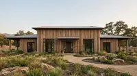 7 Model Fasad Rumah dengan Aksen Kayu Vertikal, Tren Estetika Kontemporer Terbaik