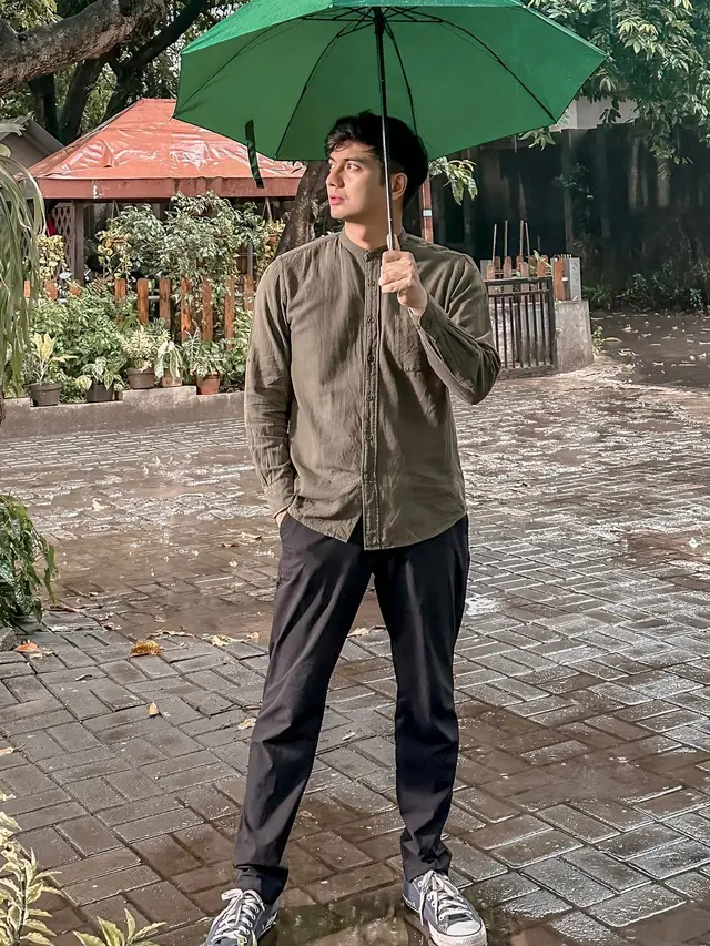 8 Potret Teuku Ryan di Lokasi Syuting, Fokus Pada Pekerjaan