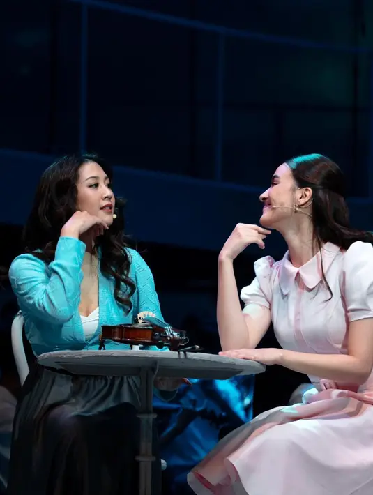 Sherina Munaf dan Mawar Eva beradu akting di panggung drama musikal Memeluk Mimpi-Mimpi. [@sherinamunaf]