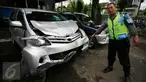 Petugas menunjukan mobil yang ringsek akibat kecelakaan lalulintas di simpang empat Tugu Pal Putih Yogyakarta, Senin (30/5). Kecelakaan yang terjadi pada minggu (29/5) pagi ini menewaskan 2 orang. (Boy Harjanto)
