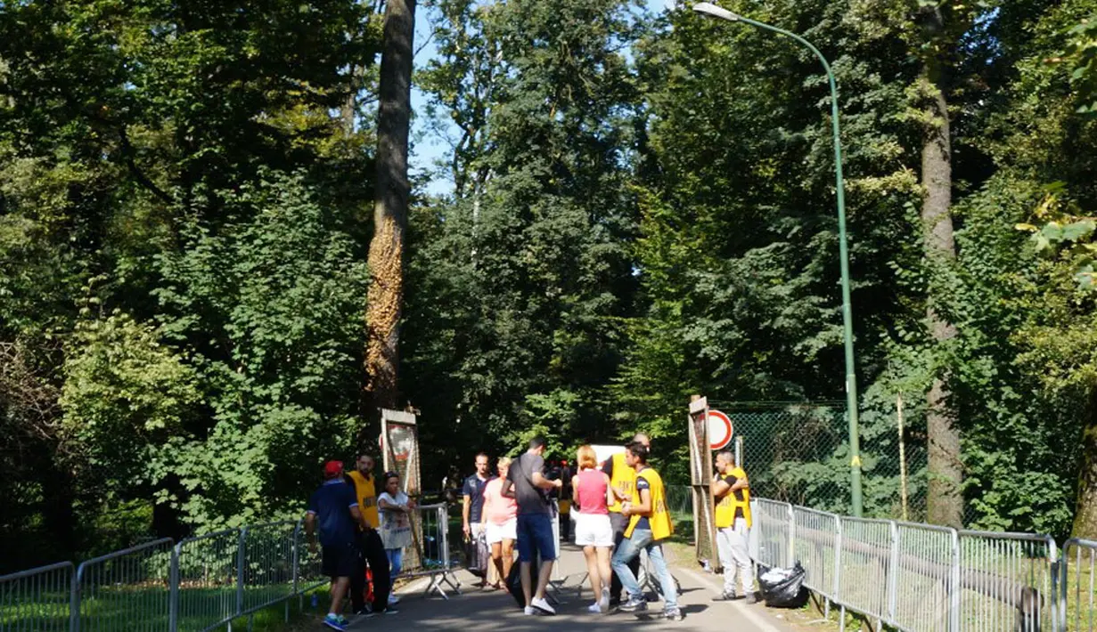 Beberapa petugas steward memeriksa tiket masuk calon penonton balap mobil Formula 1 di Sirkuit Monza, Italia, (7/9/2014). (Liputan6.com/Nurseffi Dwi Wahyuni)