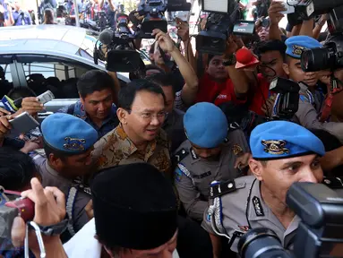 Gubernur nonaktif DKI Jakarta Basuki Tjahaja Purnama (Ahok) tiba di Bareskrim Mabes Polri, Jakarta, Selasa (22/11). Ahok ke Mabes Polri untuk menjalani pemeriksaan perdana sebagai tersangka kasus dugaan penistaan agama. (Liputan6.com/Johan Tallo)