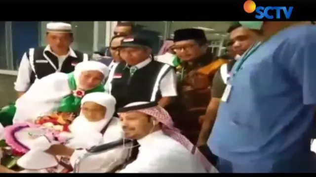 Selain disambut Konjen RI Jeddah beserta pejabat terkait, Nenek Bay juga ternyata telah dinanti oleh beberapa media Arab Saudi. 