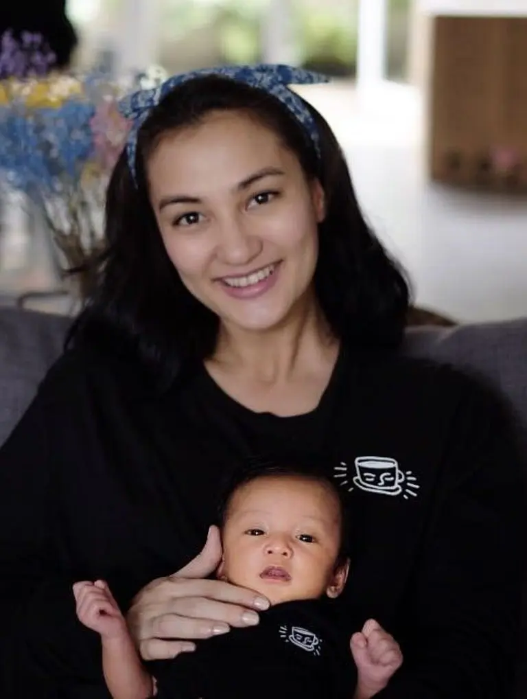 Atiqah Hasiholan dan putrinya, Salma. [foto: instagram.com/atiqahhasiholan]