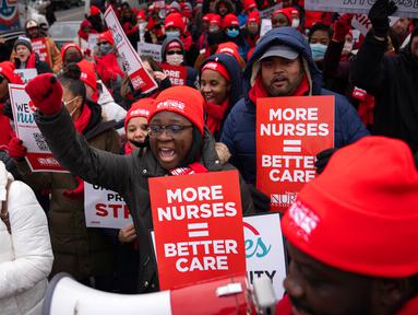 Para pengunjuk rasa berbaris saat melakukan aksi mogok kerja di jalan sekitar Montefiore Medical Center, Bronx, New York, Amerika Serikat, 11 Januari 2023. Aksi mogok kerja ini telah memasuki hari ketiga. (AP Photo/John Minchillo)