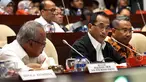 (ki-ka) Menteri PU Basuki Hadimoeljono bersama Menteri Perhubungan Budi Karya dan Menteri Desa, PDT dan Transmigrasi Eko Sandjojo mengikuti Raker dengan Komisi V DPR di Kompleks Parlemen, Senayan, Jakarta, Senin (24/10). (Liputan6.com/Johan Tallo)