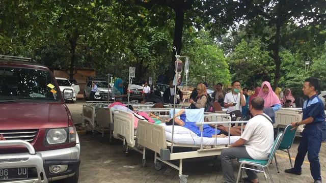 Sejumlah pasien di RS Hermina dievakuasi ke tempat parkir (Liputan6.com/Achamd Sudarno)
