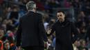 Pelatih Barcelona, Xavi Hernandez menghampiri pelatih Real Madrid, Carlo Ancelotti untuk memberi ucapan selamat setelah berakhirnya laga leg kedua semifinal Copa del Rey 2022/2023 di Camp Nou Stadium, Barcelona, Kamis (6/4/2023) dini hari WIB. (AP Photo/Joan Monfort)