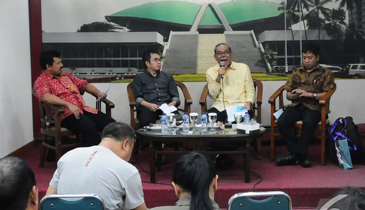 Suasana diskusi "Menumbuhkan Komitmen Menjaga Kedaulatan NKRI" di Ruang Pressroom, DPR RI, Kompleks Parlemen, Senayan, Jakarta, Senin (8/12/2014). (Liputan6.com/Andrian M Tunay)