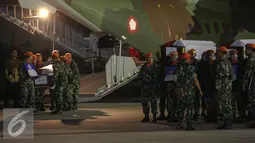Prajurit menurunkan peti jenazah korban jatuhnya pesawat Hercules C-130, di Lanud Halim Perdanakusuma, Jakarta, Rabu (1/7/2015). Presiden Jokowi memimpin langsung upacara penerimaan jenazah. (Liputan6.com/Faizal Fanani)