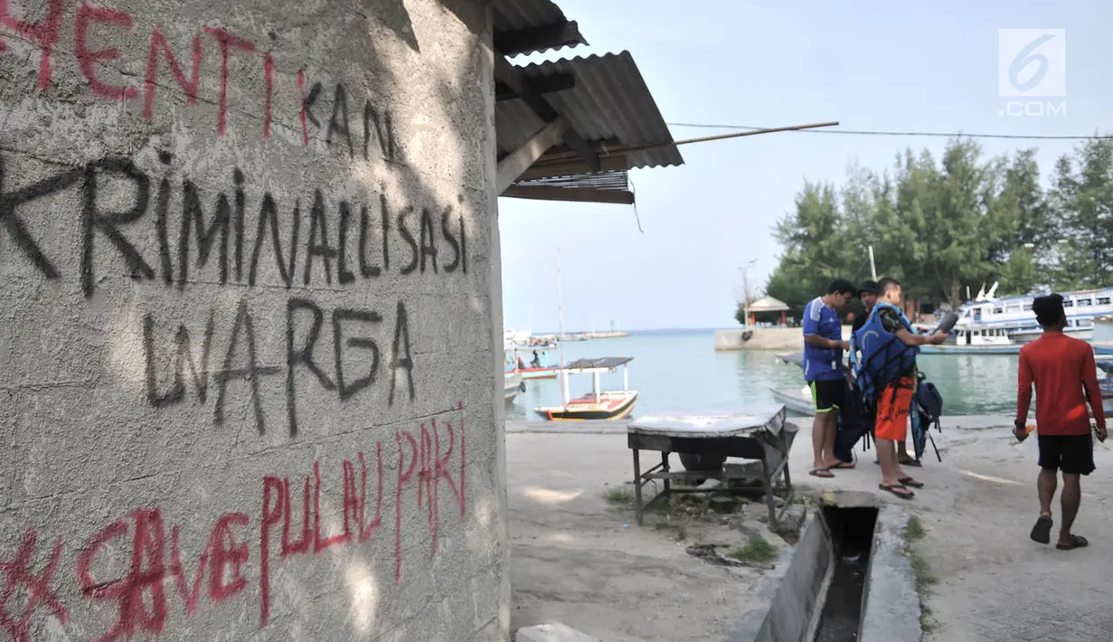 Coretan protes menghiasi salah satu tembok rumah di Pulau Pari, Kepulauan Seribu, Jakarta, Minggu (29/4). Coretan tersebut dibuat oleh para warga yang menolak klaim PT Bumi Pari Asri atas kepemilikan lahan Pulau Pari. (Merdeka.com/Iqbal S. Nugroho)