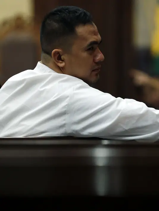 Menjadi tersangka dalam kasus penyuapan terhadap Panitera Pengadilan Jakarta Pusat, penyanyi 36 tahun itu mengaku sudah tidak sabar menunggu vonis. Bahkan, ia mengaku sudah capek dengan proses yang dihadapi selama ini. (Deki Prayoga/Bintang.com)