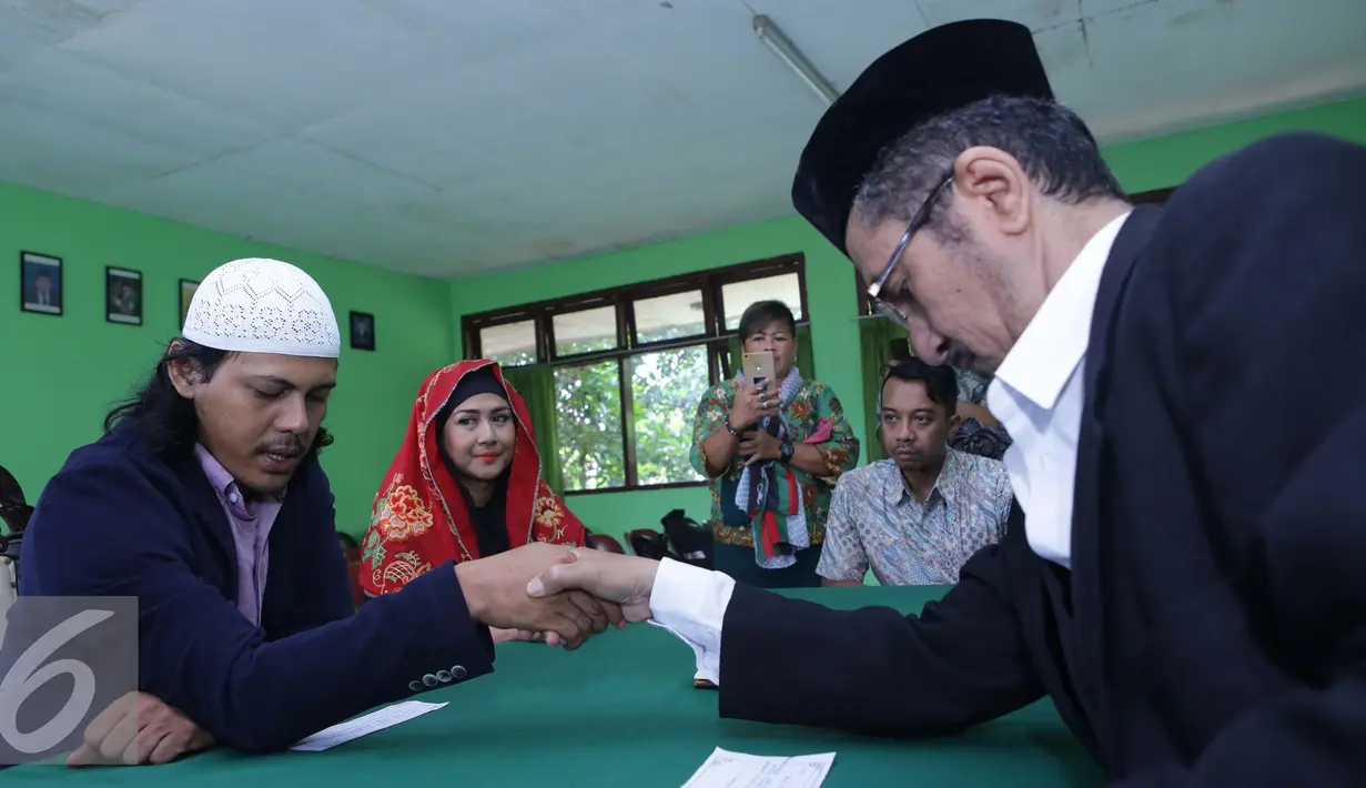 Suasana saat suami Ria Irawan, Mayky Wongkar melakukan Ijab Qabul di KUA Cilandak, Jakarta, Jumat (23/12). Diketahui bahwa suami Ria adalah asistennya yang sudah mendampinginya selama 12 tahun terakhir. (Liputan6.com/Herman Zakharia)