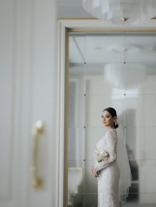Sementara itu, Amanda sendiri tampil begitu stunning dan sempurna dalam balutan kebaya putih rancangan desainer Sapto Djojokartiko. (instagram.com/akhairunnisa)