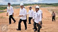 Presiden Jokowi (tengah) didampingi para menteri meninjau proyek pembangunan Jalan Tol Balikpapan-Samarinda di Desa Karangjoang, Kalimantan Timur, (24/3). Proyek sempat terhenti selama 5 tahun namun kini dilanjutkan kembali. (Setpres/ Agus Suparto)