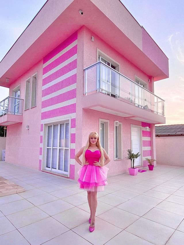 Terobsesi dengan Warna Pink, Kehidupan Wanita Ini Bak Barbie dalam Dunia Nyata (sumber: Instagram/brunabarbieoficial)