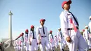 Paskibraka ikut mengiringi pembawa duplikat bendera pusaka dari Monumen Nasional menuju Istana di Jakarta, Rabu (17/8). Kegiatan tersebut dalam rangka memperingati HUT RI ke-71. (Liputan6.com/Faizal Fanani)