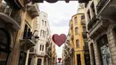 Suasana di sebuah jalan yang di dekorasi simbol hati di pusat ibukota Lebanon, Beirut (8/2). Kota tersebut bersiap untuk merayakan Hari Valentine pada 14 Februari. (AFP Photo/Joseph Eid)