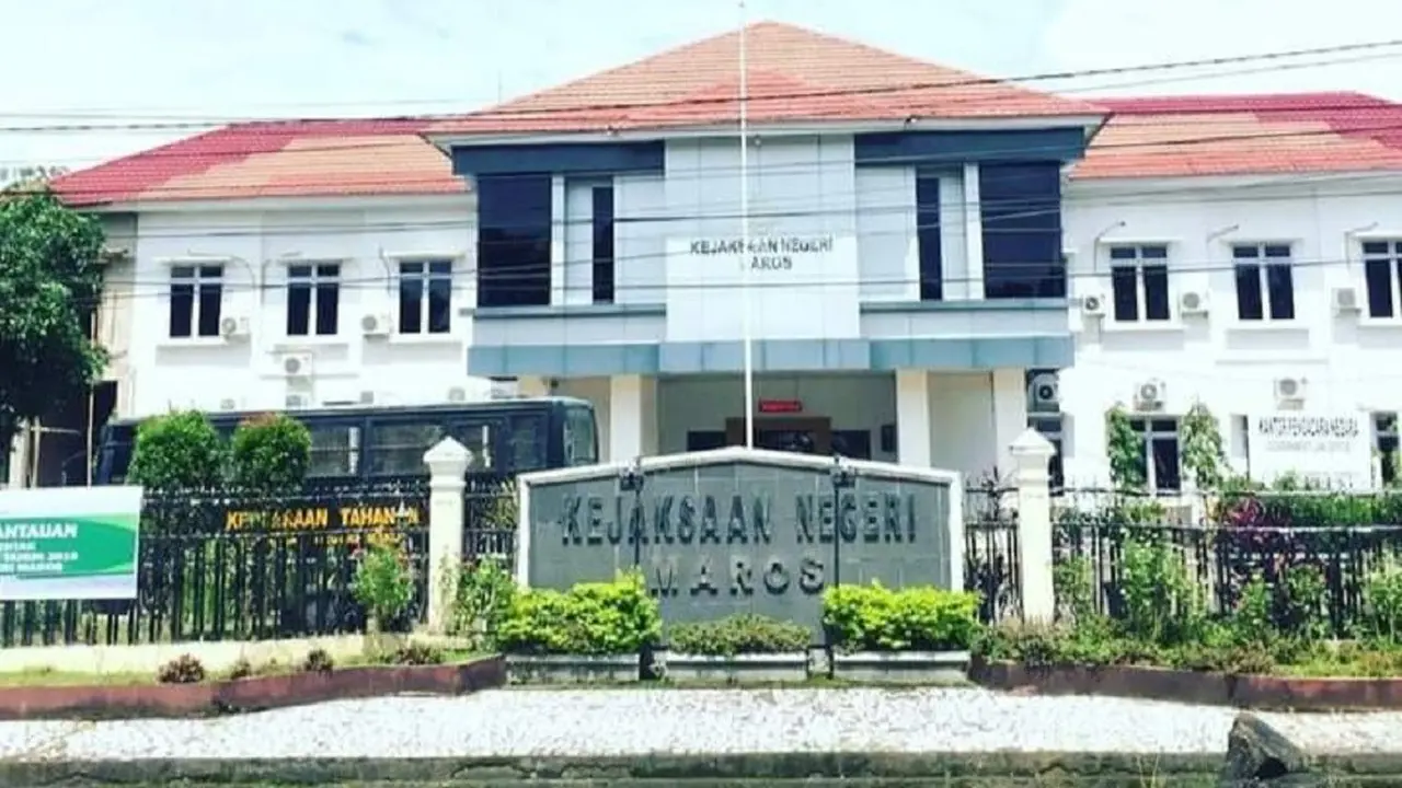 Kejari Maros memeriksa 4 saksi dari Dinsos Sulsel dalam penyidikan dugaan korupsi BPNT Kemensos di Kabupaten Maros (Liputan6.com/ Eka Hakim)