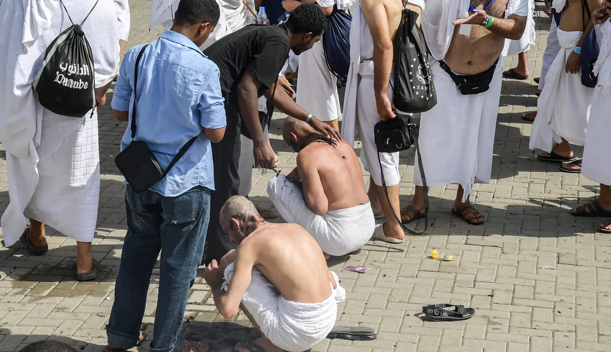 Jemaah haji mencukur rambut kepala atau tahalul usai melaksanakan lempar jumrah, Mina, Arab Saudi, Minggu (11/8/2019). Tahalul terbagi dua yaitu kecil (asgor) dan besar (akbar). (FETHI BELAID/AFP)